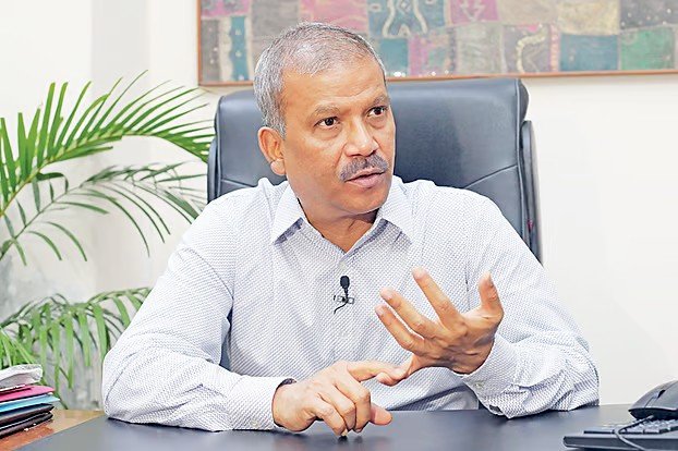আসিফ নজরুলের প্রশ্ন: ডাক্তাররা কি ওষুধ কোম্পানির দালাল? রোগীদের কেন নির্দিষ্ট কোম্পানির ওষুধ কিনতে বলা হবে