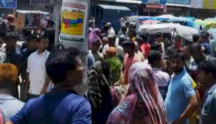 ট্রাকের চাকায় পিষ্ট হয়ে ঘটনাস্থলেই মা ও শিশু মারা যান!
