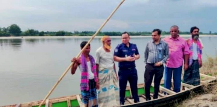 সংবাদ প্রকাশের পর প্রশাসনের উদ্যোগে নৌকা পেয়ে অত্যন্ত খুশি মাঝিয়ালির চরের বাসিন্দারা!