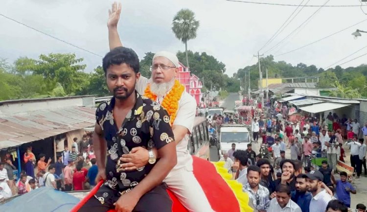 নওগাঁয় আবেগঘন মুহূর্তের সাক্ষী হলেন হাতির পিঠে চড়ে  বিদায় নিলেন প্রধান শিক্ষক রব্বানী