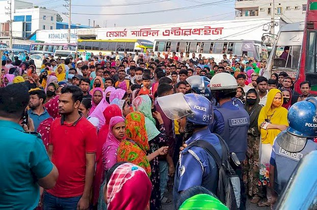 গাজীপুরে বকেয়া বেতনের দাবিতে শ্রমিকদের দেড় ঘণ্টা মহাসড়ক অবরোধ