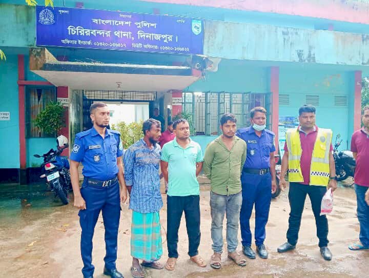 গতকালকে  চিরিরবন্দর উপজেলার বিন্যাকুরী লালডিঘির পাড়ে নৃশংস হত্যাকান্ডের রহস্য উদঘাটন করেছে দিনাজপুর জেলা পুলিশ।