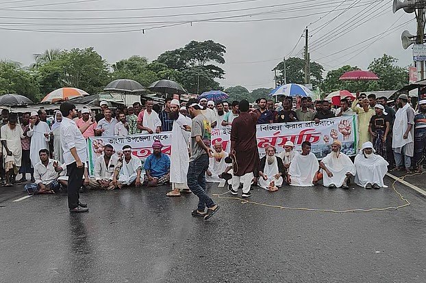 ফরিদপুরে আসন পুনর্বিন্যাসের প্রতিবাদ; কাফনের কাপড় পরে সড়কে আন্দোলনকারীরা, আটকে আছে দুটি ট্রেন