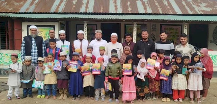 মদিনাতুল উলুম ও নূরানী মাদ্রাসায় উত্তীর্ণ শিক্ষার্থীদের মাঝে পুরস্কার ও বিনামূল্যে বই বিতরণ