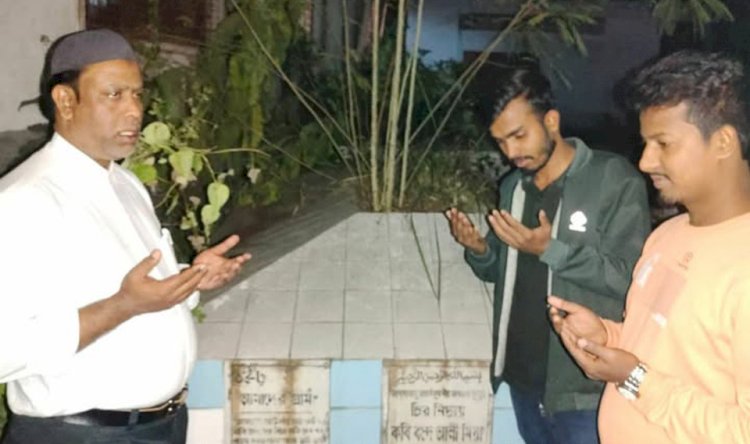 কবি আকাশ এর আমাদের গ্রাম-ময়নামতি চর  কবিতার কবি বন্দে আলী মিয়ার কবর জিয়ারত