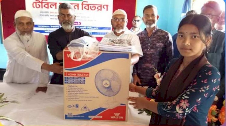 নওগাঁর মহাদেবপুরে শিশু উন্নয়ন প্রকল্পের উদ্যোগে শিশুদেরমাঝে টেবিল ফ্যান বিতরণ করেন এমপি  ফজলে হুদা বাবুল