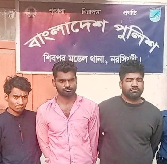নরসিংদীর শিবপুরে সাংবাদিক স্টিকার লাগানো গাড়িসহ তিন গরুচোর আটক