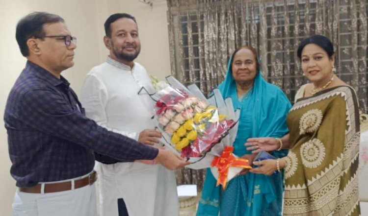 কৃষি সচিব রফিকুল ই মোহামেদ ও একুশে পদকপ্রাপ্ত শিল্পী ফেরদৌস আরাকে টিএমএসএসের ফুলেল শুভেচ্ছা
