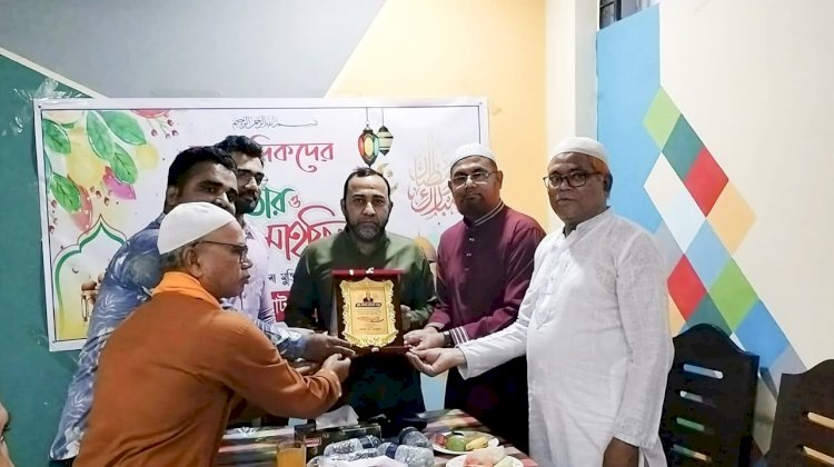 চারঘাটে সাংবাদিকদের ইফতার মাহফিল ও রাজশাহী প্রেসক্লাবের সম্পাদকে সাধারণ সম্মাননা স্মারক প্রদান