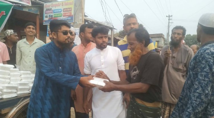 মঙ্গলকোট মানবিক শক্তি ফাউন্ডেশনের  উদ্যোগে ৫'শ জনের মাঝে ইফতার বিতরণ