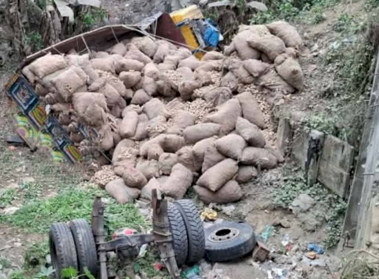 রাজবাড়ীতে আলুভর্তি ট্রাক উল্টে নিহত ১