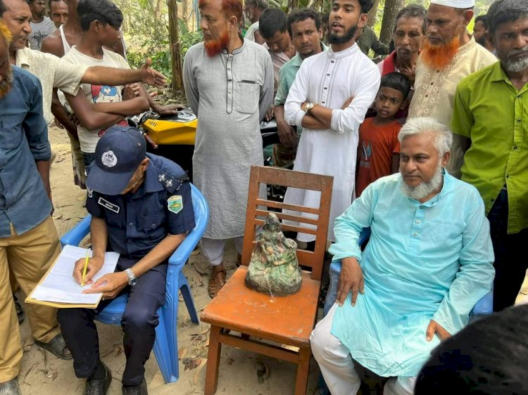 নওগাঁর মহাদেবপুর সফাপুরে পুরাতন পুকুর থেকে কষ্টিপাথরের রাধাকৃষ্ণের মূর্তি উদ্ধার