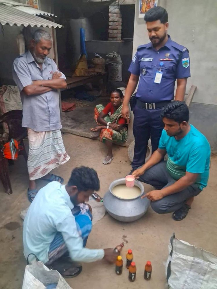 নওগাঁর আত্রাইয়ে মাদক বিরোধী অভিযানে ৪২ লিটার চোলাই মদ সহ দুই  মহিলা গ্রেফতার