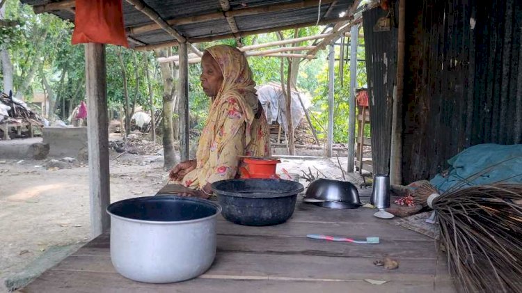 নড়াইলের পল্লীতে টাকা না পেয়ে ঘরের টিন খুলে নিল পাওনাদার