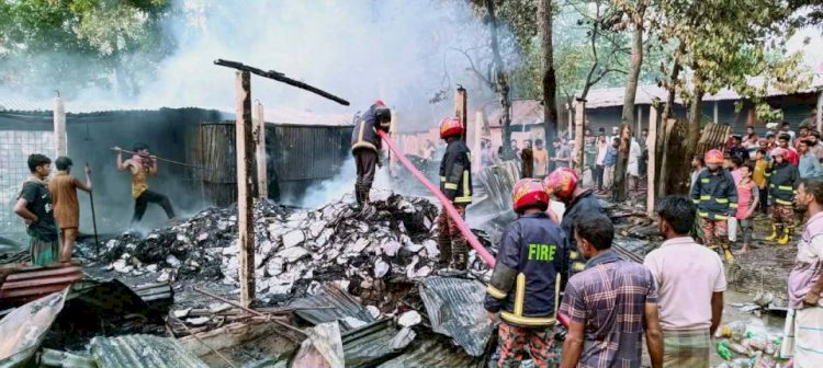 অকটেন ভাগাভাগি থেকে অগ্নিকাণ্ড!  বিড়ির আগুনে কুমিল্লার প্লাস্টিক ফ্যাক্টরি পুড়ে ছাই, দগ্ধ ৩