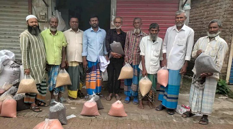 হোমনার দুলালপুরে বিনামূল্যে কৃষি প্রণোদনার সার ও বীজ বিতরণ