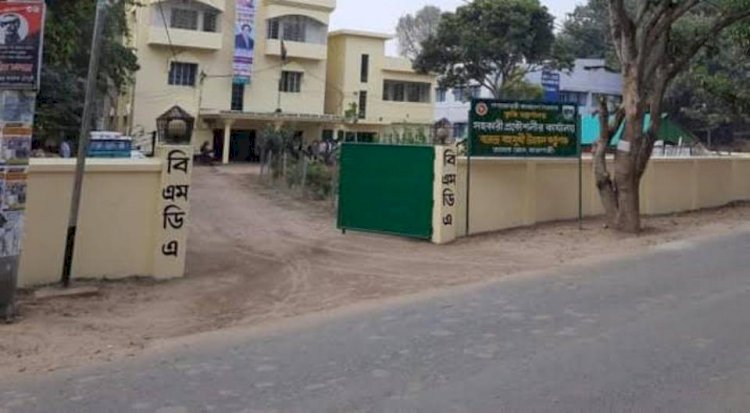 কাজ না পেয়ে উত্তেজিত ঠিকাদার