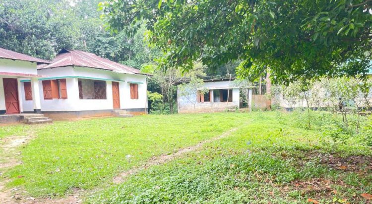 নাইক্ষ্যংছড়ির বাইশারী রেঞ্জ কর্মকর্তার কার্যালয় যেন ‘ভূতুরে বাড়ি’ মাসজুড়ে তালাবদ্ধ, জ্বলছে দিন-রাত লাইট!