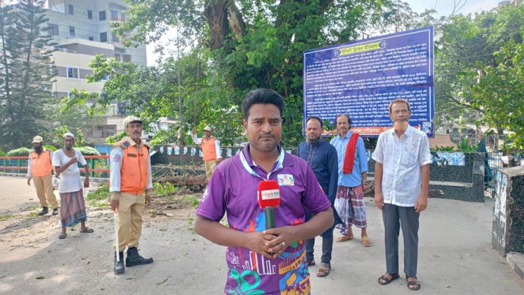 সিরাজগঞ্জে ইলিয়ট ব্রিজের শতবর্ষী কড়ই গাছের ঝুঁকিপূর্ণ শুকনো ডাল অপসারণ করল পৌর কর্তৃপক্ষ