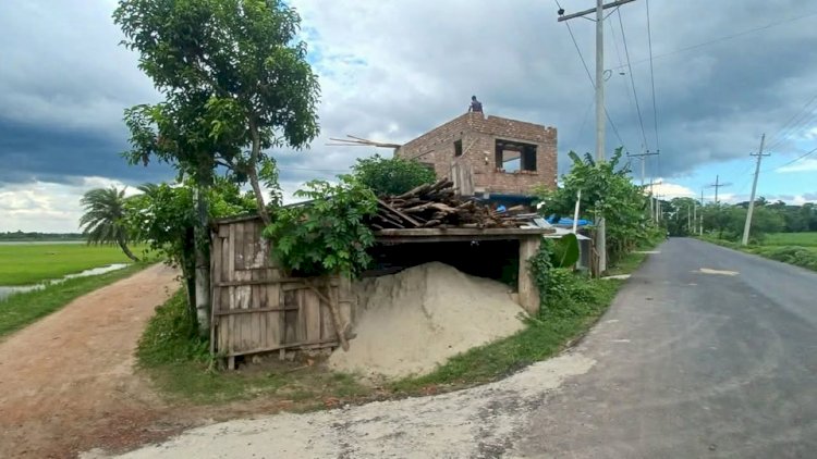 কেশবপুর-পাঁজিয়া সড়কের ব্যাসডাঙ্গা  যাত্রী ছাউনি, দখলমুক্ত করার দাবি