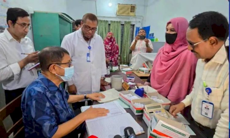 নওগাঁ ২৫০ শয্যা জেনারেল হাসপাতালে  আকর্ষিক পরিদর্শন স্বাস্থ্যমন্ত্রী সাখাওয়াত হোসেন