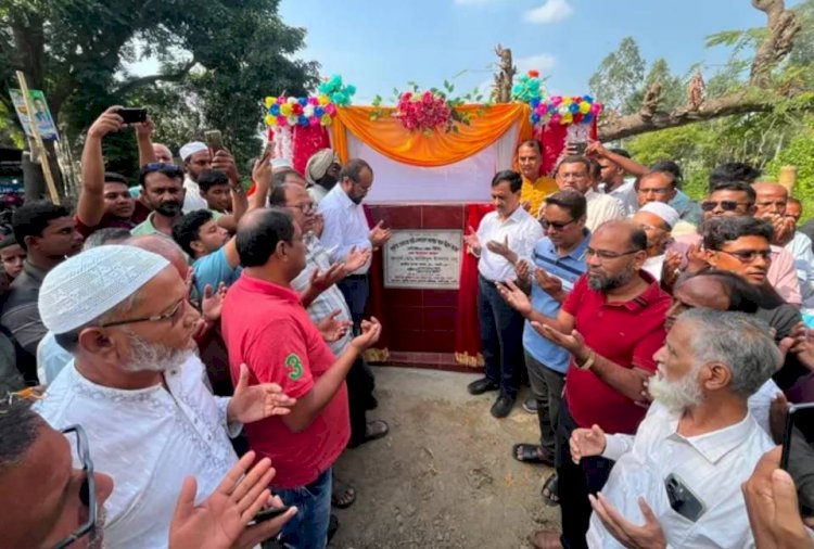 নওগাঁ সদ উপজেলার হাঁসাইগাড়ীর ৪টি গ্রামীণ সড়ক উন্নয়নকাজের উদ্বোধন করেন এমপি জাহিদুল ইসলাম ধলু