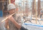 বাশি বিক্রি করেই চলে তার জীবন জীবিকা