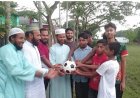কেশবপুরে জামায়াতের উদ্যোগে বুড়িহাটী  যুবকদের মাঝে ফুটবল বিতরণ