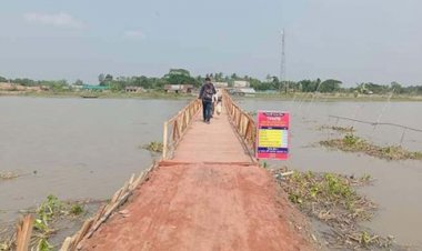 বটিয়াঘাটায়  শোলমারী নদীর উপর নির্মিত কাঠের ব্রিজ পর্যটনের হাতছানি।