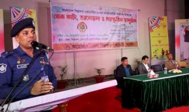 নড়াইলে শিল্পকলা একাডেমির সুবর্ণ জয়ন্তীতে বক্তব্যে রাখছে এসপি মেহেদী হাসান