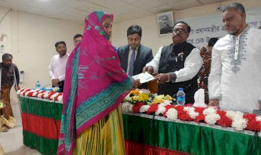 অসাধু ব্যবসায়ীদের কারসাজিরোধে ভোক্তাদেরও সতর্ক থাকাতে হবে পোরশায় খাদ্যমন্ত্রী সাধন চন্দ্র মজুমদার