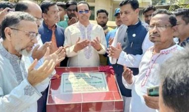 ৪৮ নওগাঁ ৩ আসনের সংসদ সদস্য সুরেন্দ্রনাথ চক্রবর্তী মহাদেবপুরে আরসিসি ড্রেন নিমার্ণ কাজের উদ্বোধন করেন