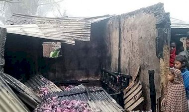 নওগাঁর সাপাহারে বৈদ্যুতিক শর্টসার্কিটে থেকে আগুনে পুড়ে সর্বশান্ত এক হতদরিদ্র পরিবার