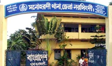 নরসিংদীর মনোহরদীতে থানা পুলিশের আতঙ্কে দেয়াল ধসে আসামীর মায়ের মৃত্যু