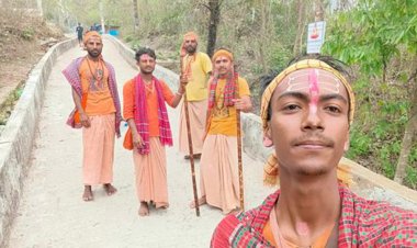 সাতক্ষীরা থেকে পাঁয়ে হেঁটে ৫ তরুণের  মহাতীর্থচন্দ্রনাথধাম  পরিক্রমা