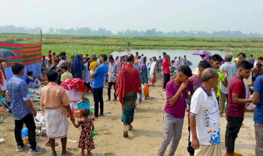 নরসিংদীতে মরা নদীর তীরে অষ্টমী স্নানে ভক্ত পূণ্যার্থীদের ঢল