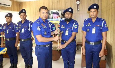 নড়াইলে পদোন্নতিপ্রাপ্ত পুলিশ সদস্যদের র‍্যাঙ্ক ব্যাজ পরিয়ে দিলেন এসপি মেহেদী হাসান