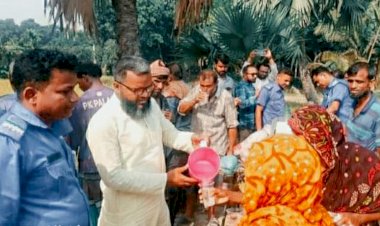 কেশবপুরে তীব্র গরমে কৃষকদের হাতে পানি, স্যালাইন  ও চিড়া-গুড় পৌঁছে দিলেন চেয়ারম্যান তৌহিদ