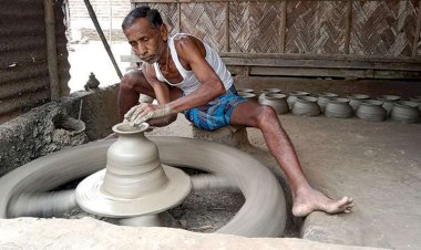 নড়াইলে প্রতিযোগিতায় টিকতে না পেরে অস্তিত্ব সংকটে পড়েছে মৃৎশিল্প