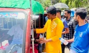 নওগাঁ যুবলীগের সাধারণ সম্পাদক বিমান চন্দ্র রায় পথচারীদের মাঝে পানি ও স্যালাইন বিতরণ করেন