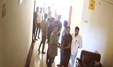 পাবনায় অফিসে ঢুকে গণপূর্তের নির্বাহী প্রকৌশলীকে হত্যার হুমকি, ঠিকাদারসহ গ্রেফতার ২