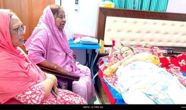 বগুড়ায় শামসুন্নাহার বানুর শয্যা পাশে অধ্যাপিকা ডক্টর হোসনে আরা বেগম