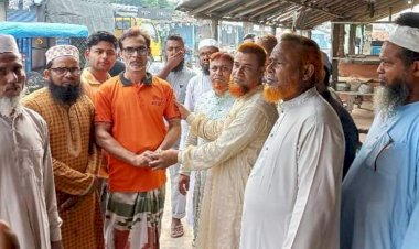 নওগাঁ আগুনে ক্ষতিগ্রস্থ্য ৪ দোকানীকে আর্থিক সহায়তা প্রদান