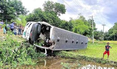 গাইবান্ধার পলাশবাড়ীতে নিয়ন্ত্রণ হারিয়ে বাস খাদে হেলপার নিহত