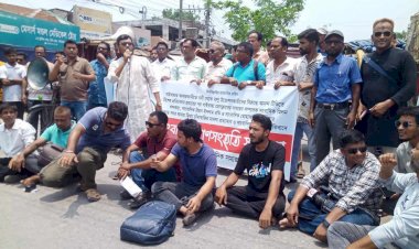 গাইবান্ধার তিন সাংবাদিকের বিরুদ্ধে চাঁদাবাজির মামলা  প্রতিবাদে সড়ক অবরোধ করে দুই ঘন্টা ব্যাপী  মানববন্ধন