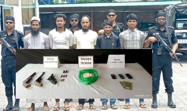 কক্সবাজারের উখিয়ায় বহুল-আলোচিত আরসা সন্ত্রাসী ও সেভেন মার্ডারের মূল পরিকল্পনাকারী  শহিদুল ইসলাম সহ ৫ আরসা সদস্য র‍্যাবের হাতে আটক।