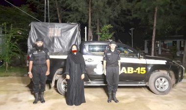 টেকনাফের  র‌্যাবের অভিযানে ৪০ ইয়াবাসহ প্রাইভেটকার জব্দ, আটক-১,মূল গডফাদার মনজুর অধরা, জনমনে মিশ্রপ্রতিক্রিয়া