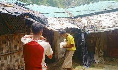 টেকনাফে পানিবন্দী মানুষের মাঝে চাল বিতরণ