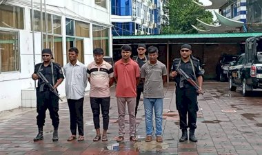 কক্সবাজারের চকরিয়ায় র‍্যাবের অভিযানে বিপুল পরিমাণ অস্ত্র ও গুলি সহ ৪ শীর্ষ সন্ত্রাসী আটক।