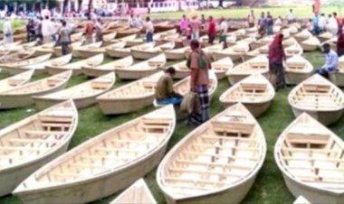 নওগাঁর পূর্ণভবা নদীর জল বেড়ে যাওয়ায় এলাকার বাসিন্দা ও জেলেরা নতুন ডিঙ্গি নৌকা তৈরীতে ব্যস্ত কারিগররা